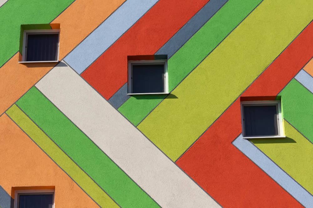 Moderne Fassadengestaltung mit verschiedenen Materialien