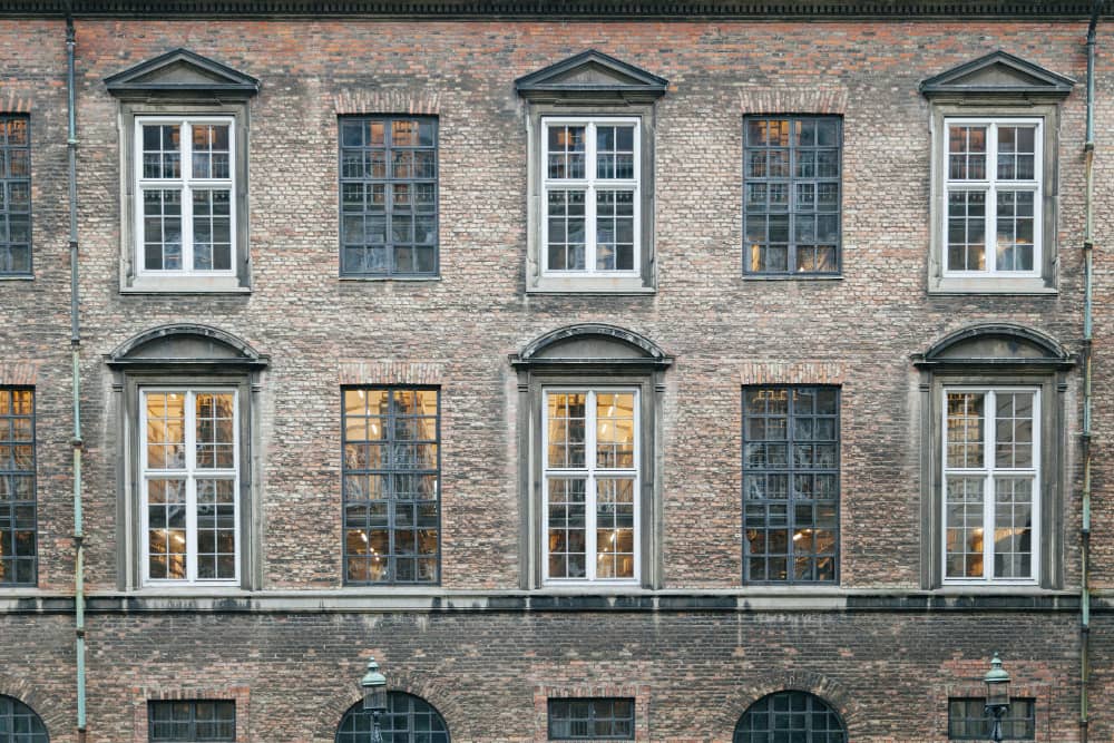 Einbau neuer Fenster und Türen in eine Fassade